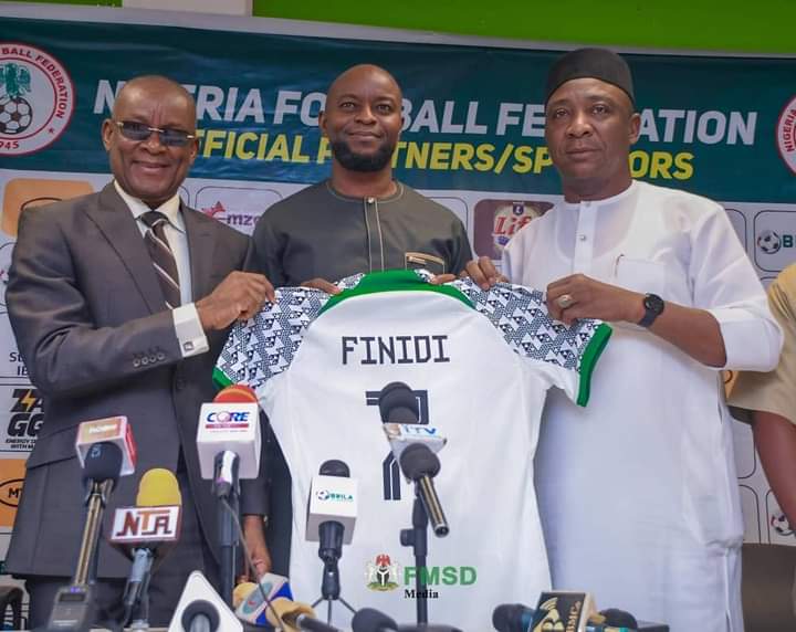 Nigerian broadcasting icon, Dr. Nasir Danladi Bako has praised the Nigeria Football Federation for settling for former international