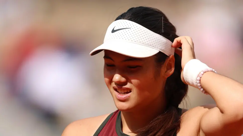 Swiatek Dominates Raducanu At French Open