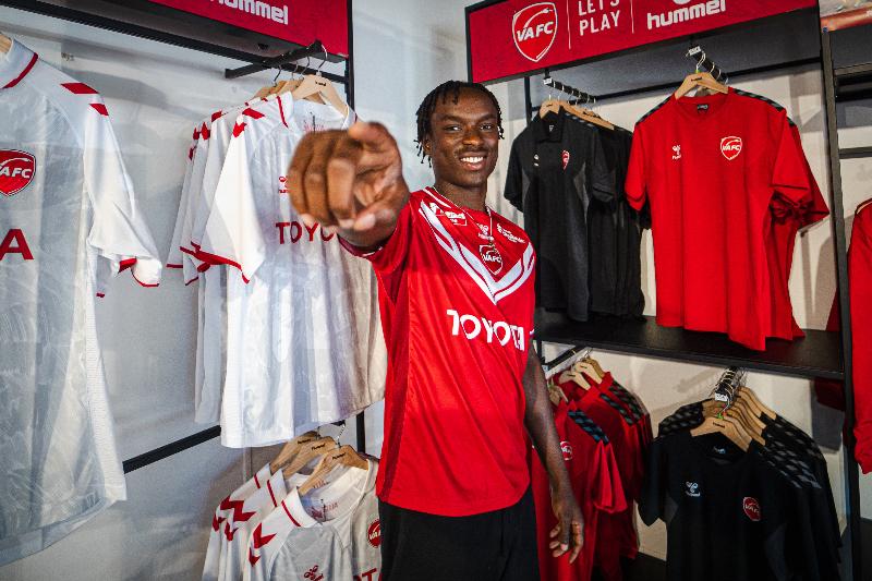 Ex-Chelsea Fullback Abu Joins Southampton's Sister Club In France