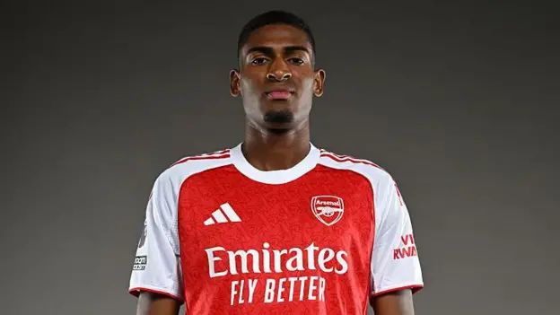 Arsenal Sign Valencia Defender Mosquera