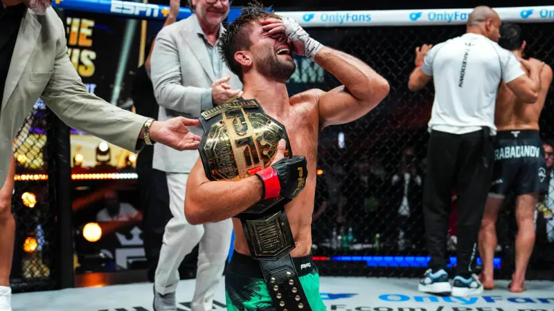 MMA: Britain's Davis Stuns Rabadanov For PFL Title