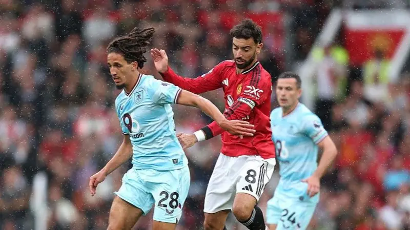 Fernandes Stoppage-Time Goal Earns United Crucial Victory