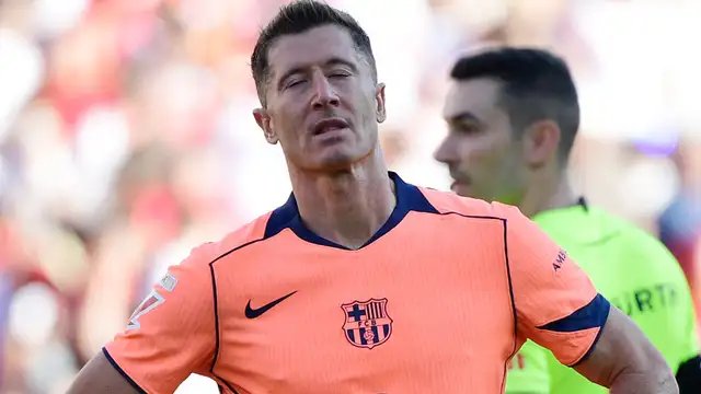 Robert Lewandowski reacts in frustration during Barcelona match before injury setback