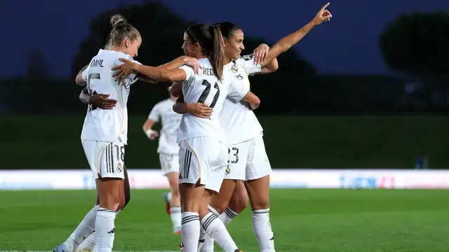 Real Madrid and Barcelona players facing off during a Liga F women’s football match