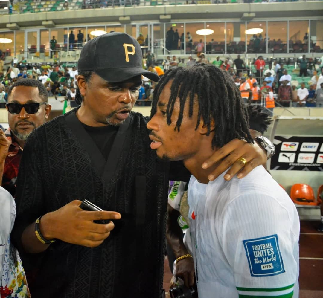 Kanu Nwankwo giving advice to Benjamin Fredrick during Nigeria training session