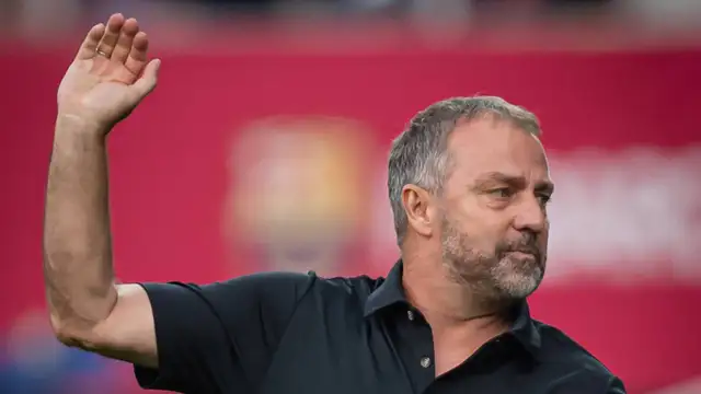 Hansi Flick reacts on the sidelines during Barcelona vs Girona