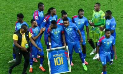 DR Congo head coach Sébastien Desabre celebrating with players after World Cup playoff win