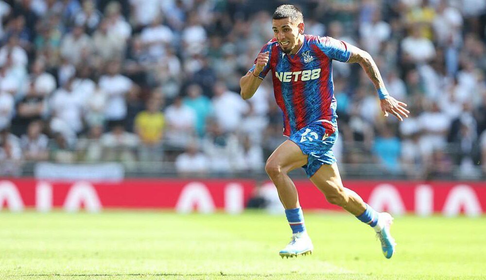Daniel Muñoz in action for Crystal Palace during a Premier League match