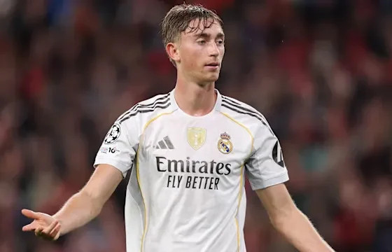 Dean Huijsen walking off training pitch after muscle discomfort during Spain camp.