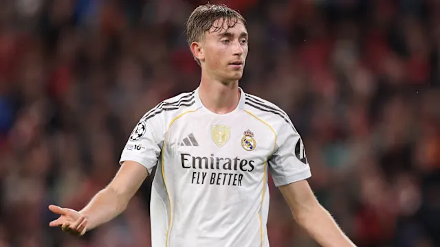 Dean Huijsen walking off training pitch after muscle discomfort during Spain camp.