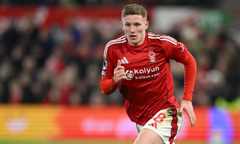 Elliot Anderson in action for Nottingham Forest during Premier League match.