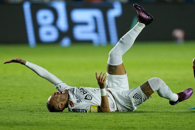 Neymar holding his knee during a Santos match in the Brazilian league