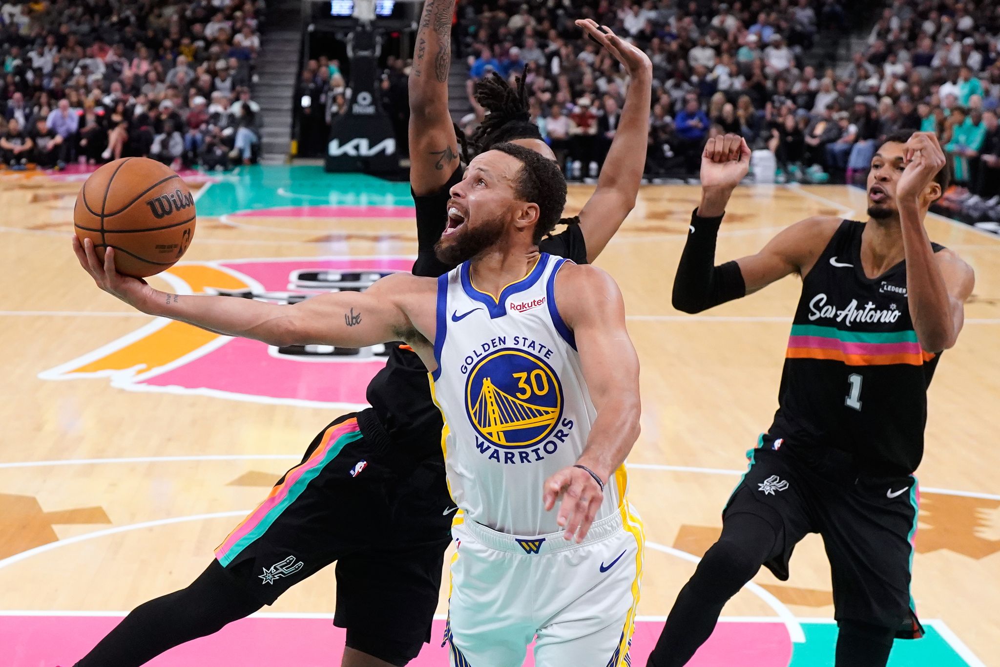 Stephen Curry scores against San Antonio Spurs as Golden State Warriors break home win streak