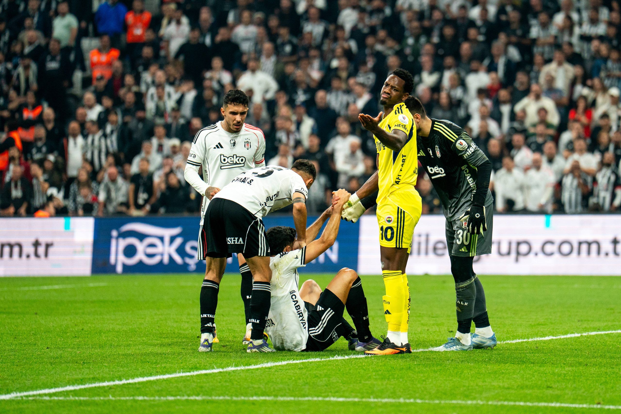 Wilfred Ndidi in action for Besiktas during the Istanbul derby against Fenerbahce