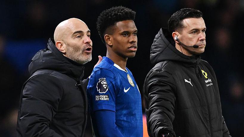 Chelsea coach Enzo Maresca with Estevao Willian on the sidelines