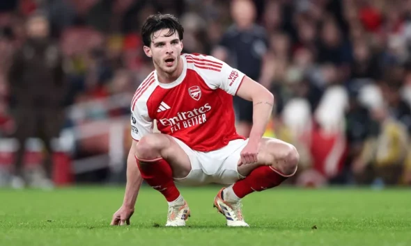 Declan Rice limping off the pitch during Arsenal’s match against Brentford