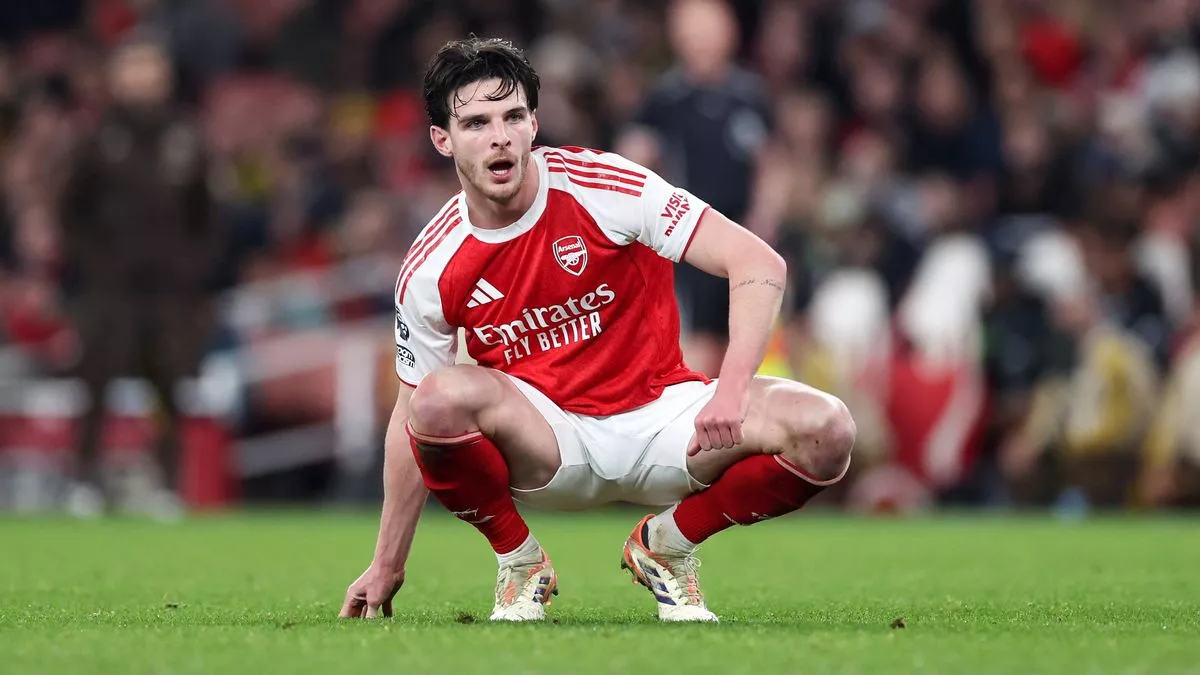 Declan Rice limping off the pitch during Arsenal’s match against Brentford