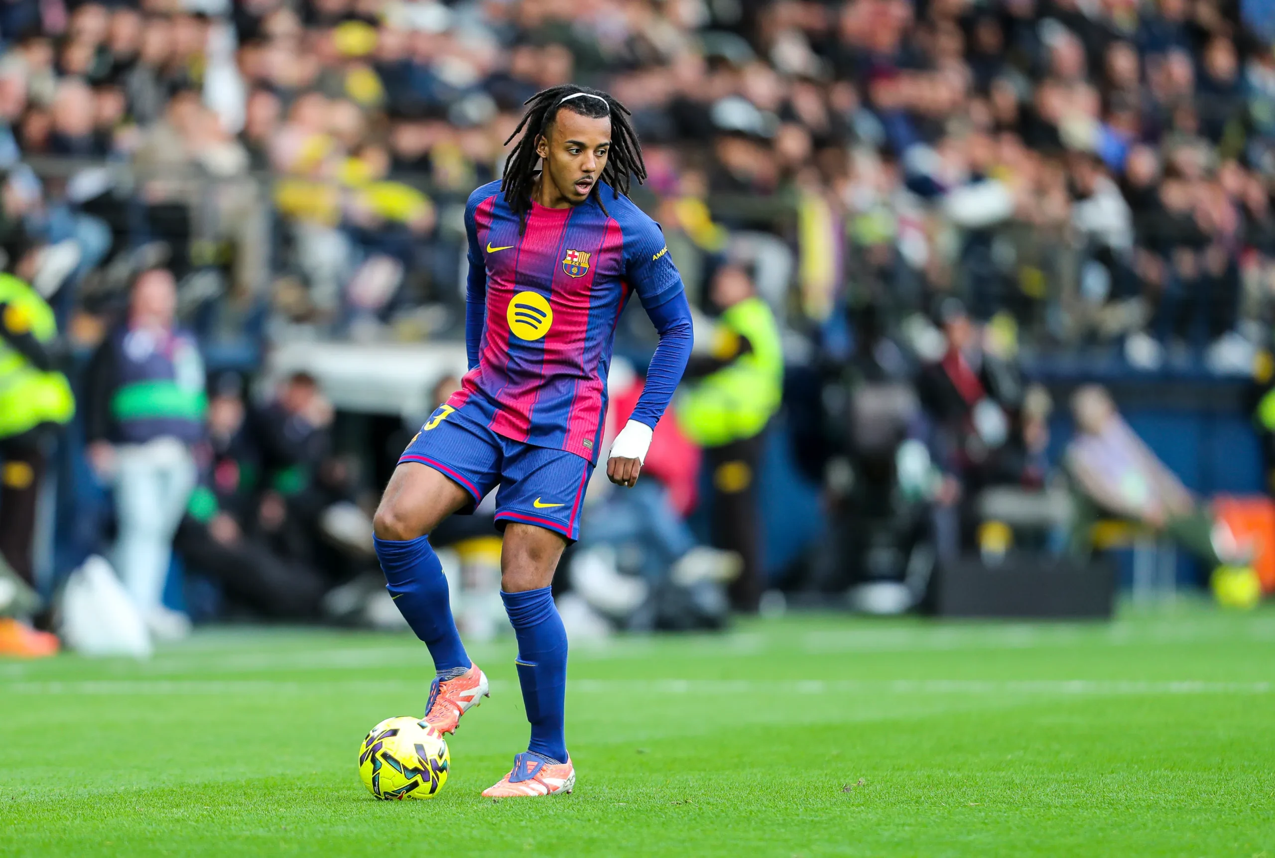 Jules Kounde substituted after hamstring injury during Barcelona vs Villarreal match