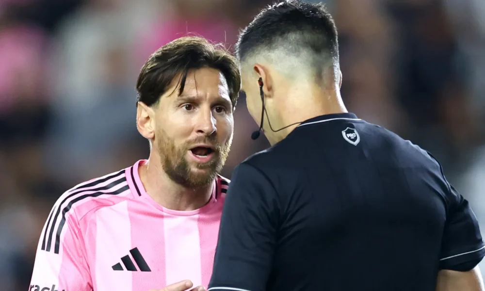 Lionel Messi talking to referee in English during 2025 MLS Cup final for Inter Miami
