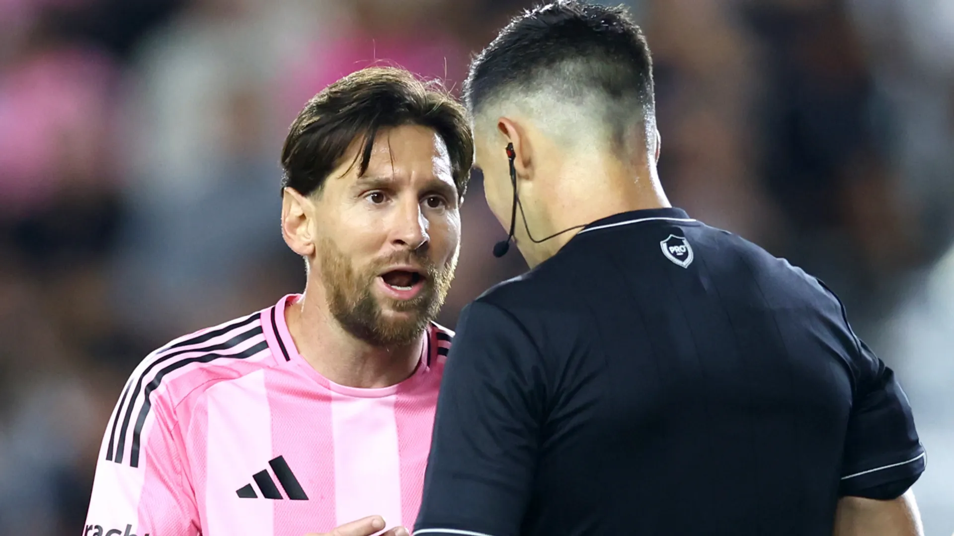 Lionel Messi talking to referee in English during 2025 MLS Cup final for Inter Miami