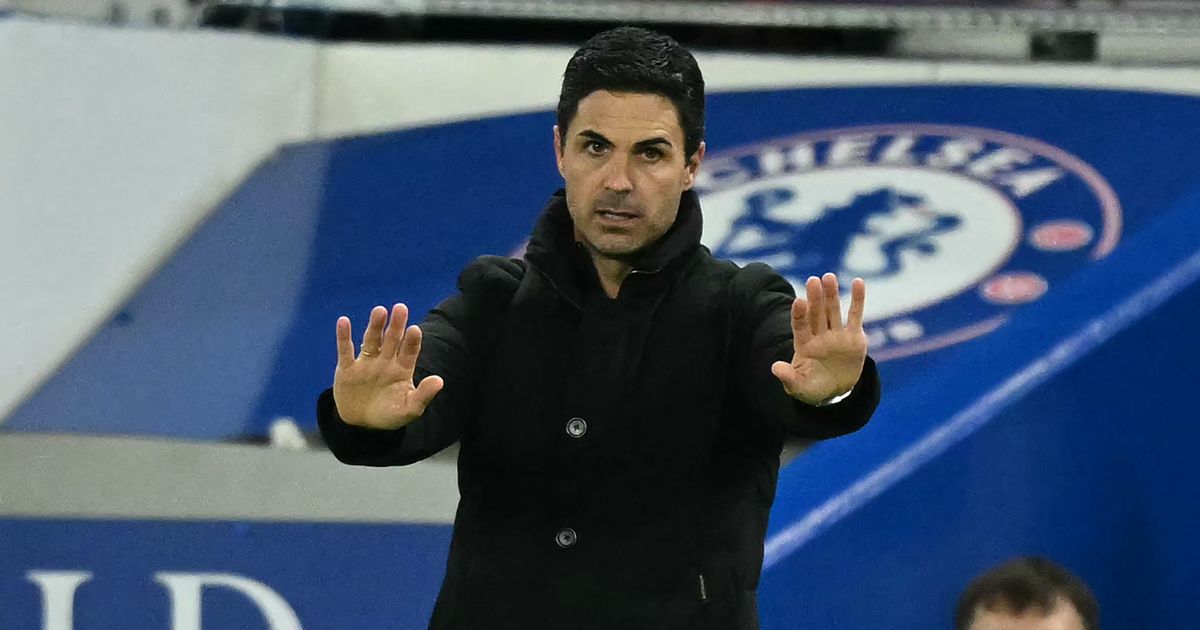 Mikel Arteta giving instructions on the touchline during Arsenal vs Chelsea