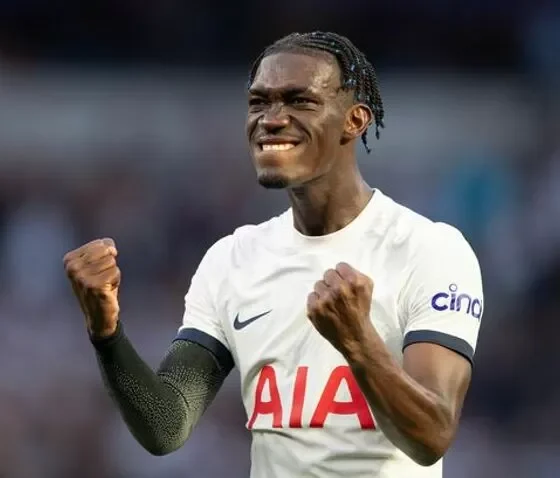 Yves Bissouma looking frustrated in Tottenham training kit