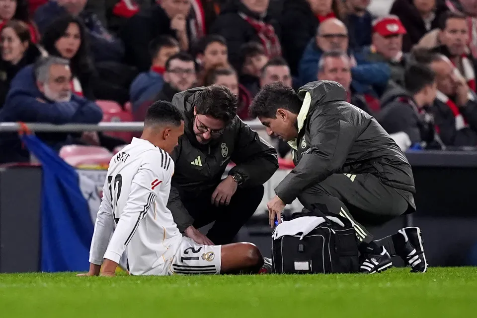 Trent Alexander-Arnold limping off after suffering a thigh injury during Real Madrid’s La Liga match.