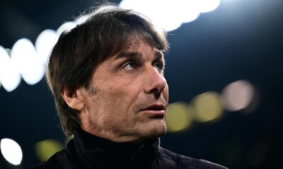 Antonio Conte reacting on the touchline during Napoli vs Chelsea Champions League match