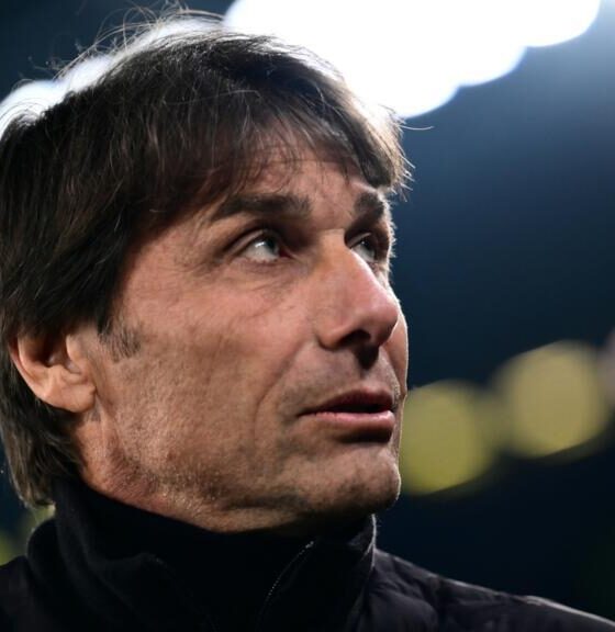 Antonio Conte reacting on the touchline during Napoli vs Chelsea Champions League match
