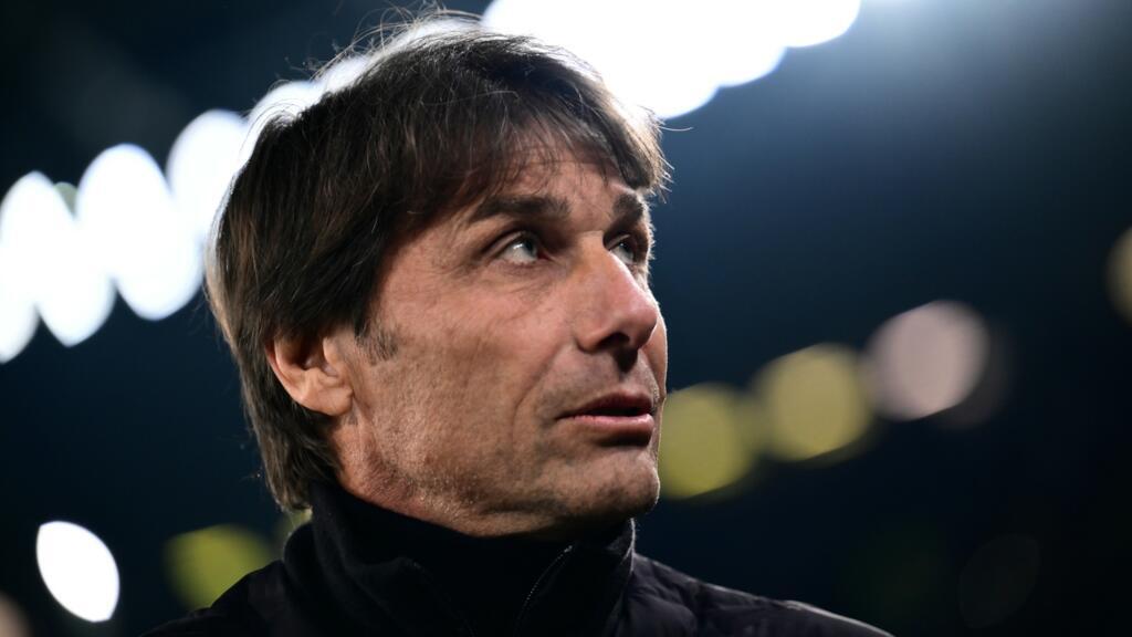 Antonio Conte reacting on the touchline during Napoli vs Chelsea Champions League match