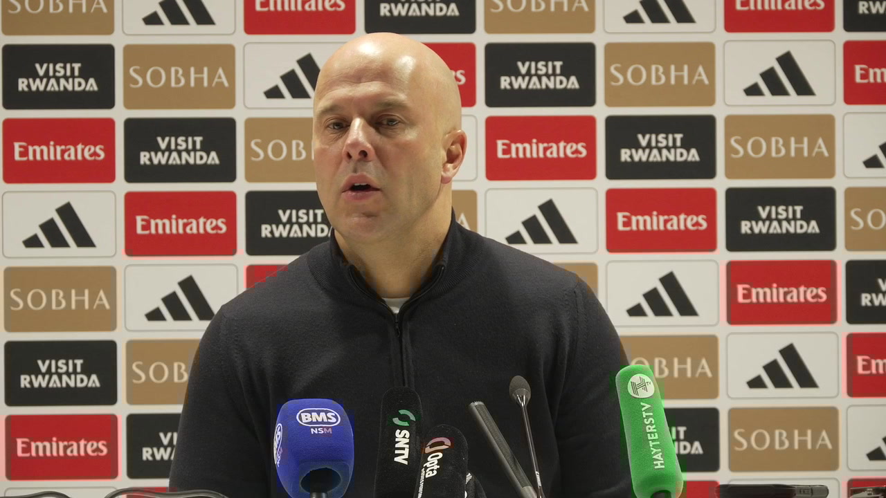 Arne Slot giving instructions to Liverpool players ahead of FA Cup match against Barnsley