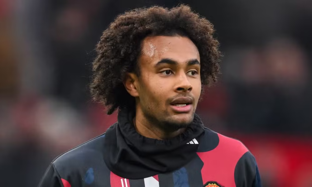 Joshua Zirkzee frustrated on the sidelines during Manchester United match