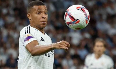 Kylian Mbappé injured on the sidelines as Álvaro Arbeloa watches during Real Madrid match