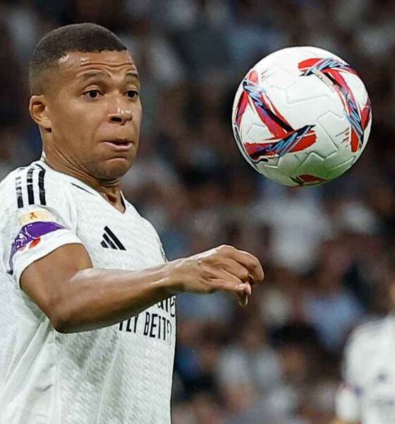 Kylian Mbappé injured on the sidelines as Álvaro Arbeloa watches during Real Madrid match