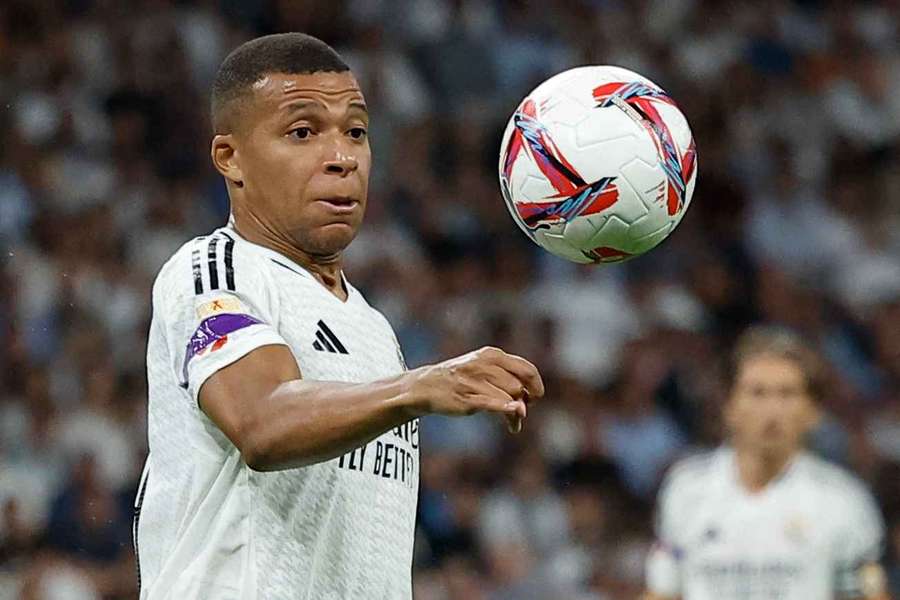 Kylian Mbappé injured on the sidelines as Álvaro Arbeloa watches during Real Madrid match