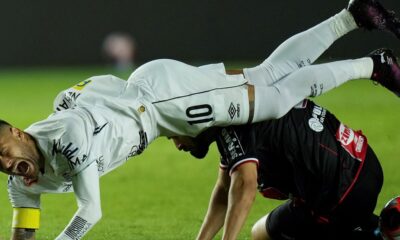 Neyar dribbling past Velo Clube defenders during Santos comeback match