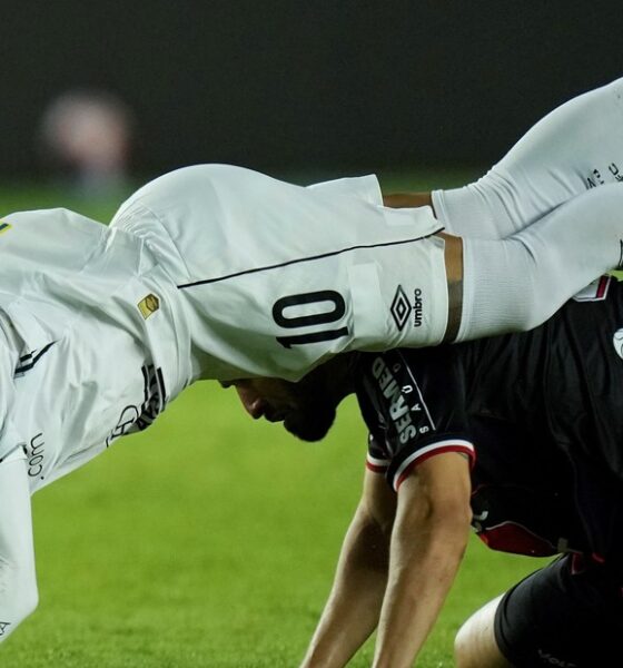 Neyar dribbling past Velo Clube defenders during Santos comeback match
