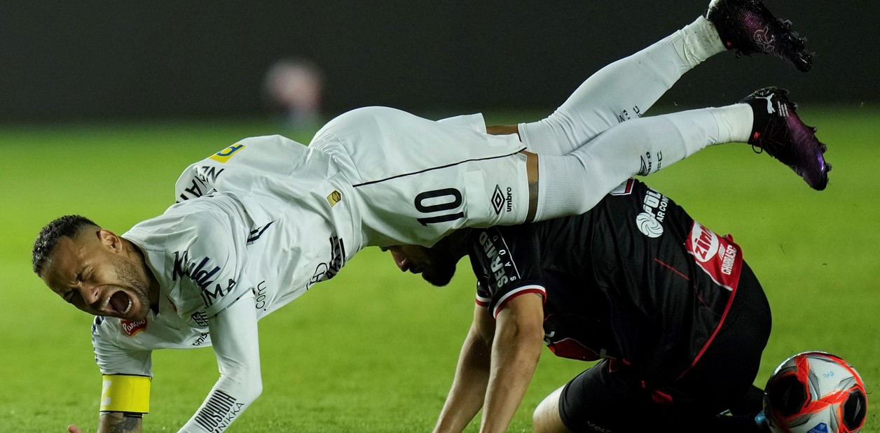 Neyar dribbling past Velo Clube defenders during Santos comeback match