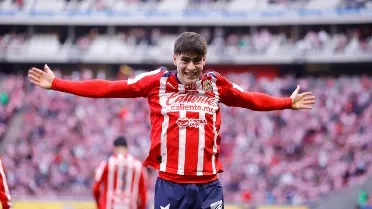 armando gonzalez celebrating goal for chivas during liga mx match