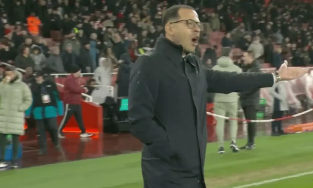 Chelsea manager Liam Rosenior on the touchline during Arsenal match at the Emirates Stadium