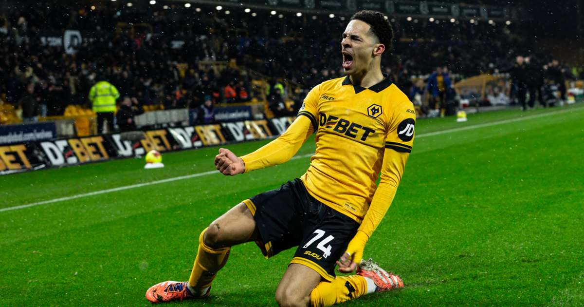 tom edoziе celebrating debut goal for wolves against arsenal at molineux