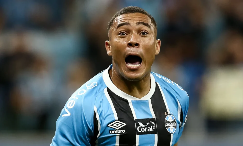 Carlos Vinicius confronting Internacional players during the heated Gremio vs Internacional derby