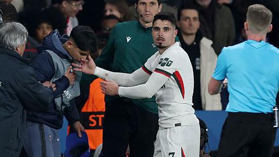 Pedro Neto apologising after pushing a ball boy during PSG vs Chelsea match