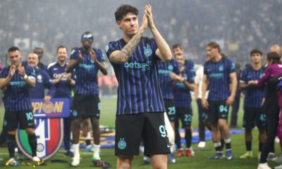 Alessandro Bastoni celebrating Inter Milan Serie A title amid Barcelona transfer interest.