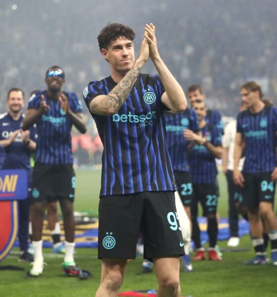 Alessandro Bastoni celebrating Inter Milan Serie A title amid Barcelona transfer interest.