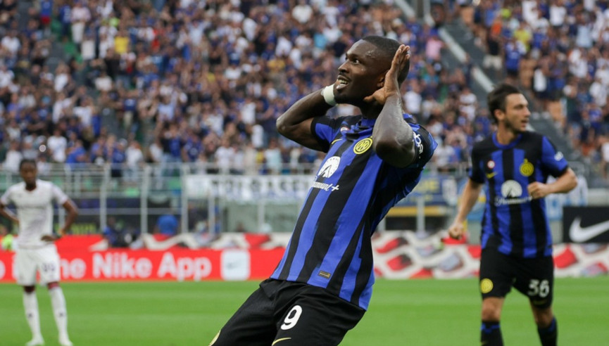 Marcus Thuram celebrating Inter Serie A title while recreating Kobe Bryant iconic championship pose.
