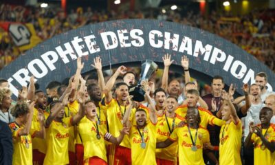 Lens players celebrate winning the Trophee des Champions against PSG at Stade Bollaert-Delelis