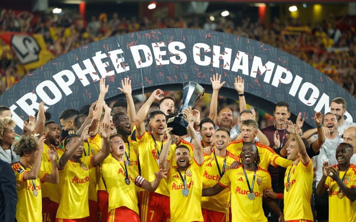 Lens players celebrate winning the Trophee des Champions against PSG at Stade Bollaert-Delelis